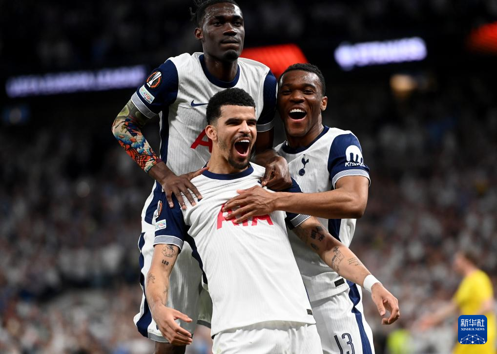 德甲战报：卡德打入唯一进球，十人奥格斯堡1-0汉堡（德甲战报：卡德制胜，十人奥格斯堡1-0力克汉堡）