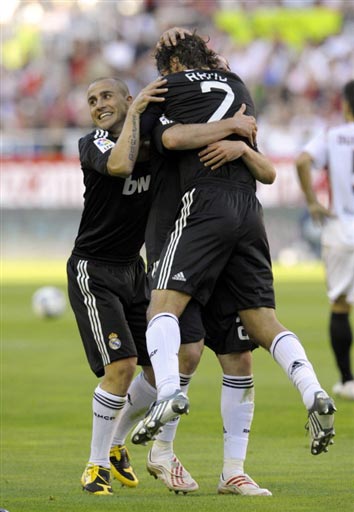 强强对话变菜鸡互啄？数据：热刺无缘＂三杀＂曼联（强强之战成互啄？数据：热刺恐无缘对曼联三连杀）