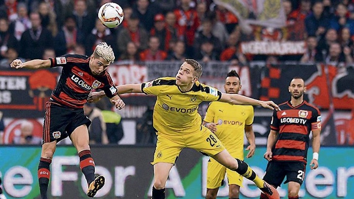 男子用手套自制钓鱼手势浮漂，看到“OK”就表示鱼已咬钩浮漂（手套改造钓鱼手势漂，“OK”一现即中鱼）