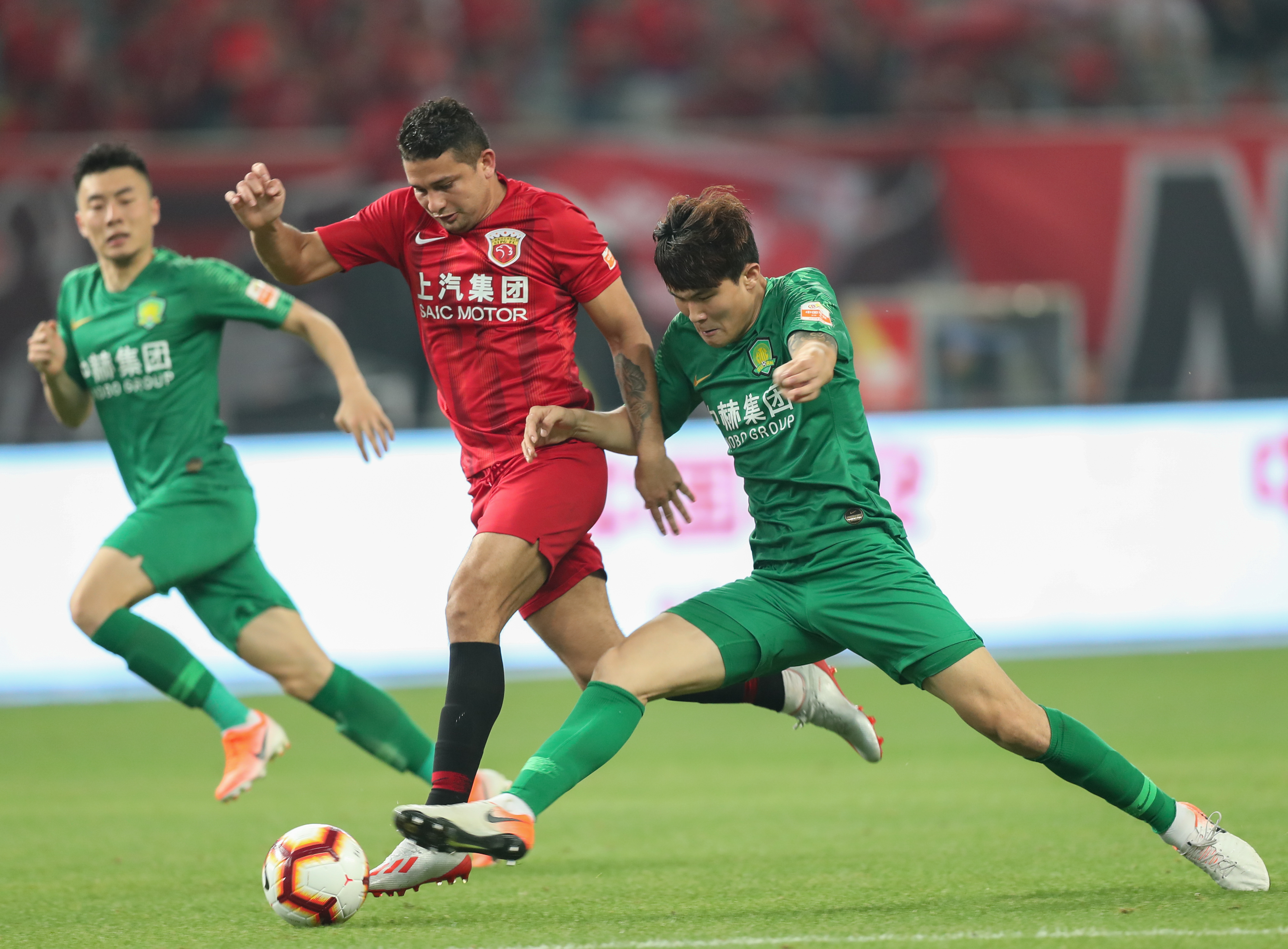 费尔明：巴萨没人因竞争位置产生矛盾，希望明年能拿欧冠和世界杯（费尔明：巴萨位置竞争不生矛盾，期望明年问鼎欧冠与世界杯）