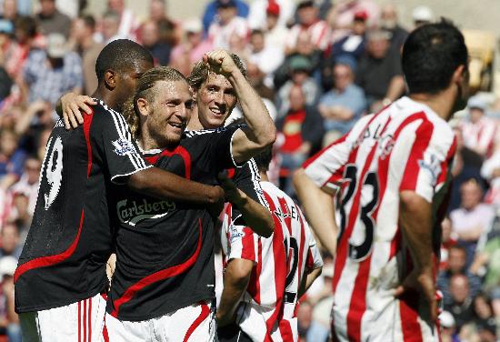 皇马下赛季主场球衣谍照：经典白色主色调，深绿镶边+粉红三道杠（皇马新赛季主场球衣曝光：经典纯白基调，深绿滚边配粉色三条纹）