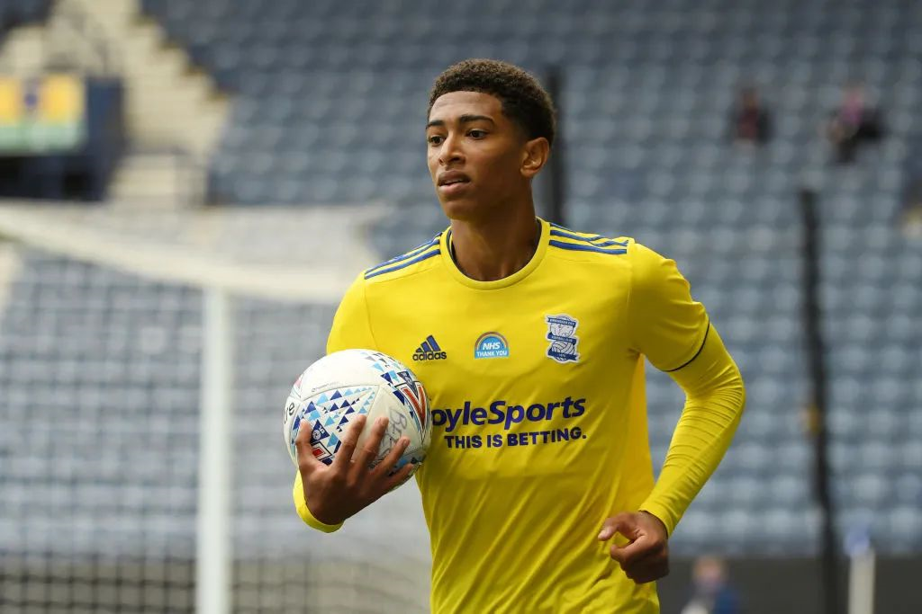 4-1打爆副班长！曼联3轮不败：只差第4名1分 31岁队长2射1传造3球（4-1痛击倒数第二！曼联联赛3轮不败，仅距第4名1分，31岁队长梅开二度送助攻独造3球）