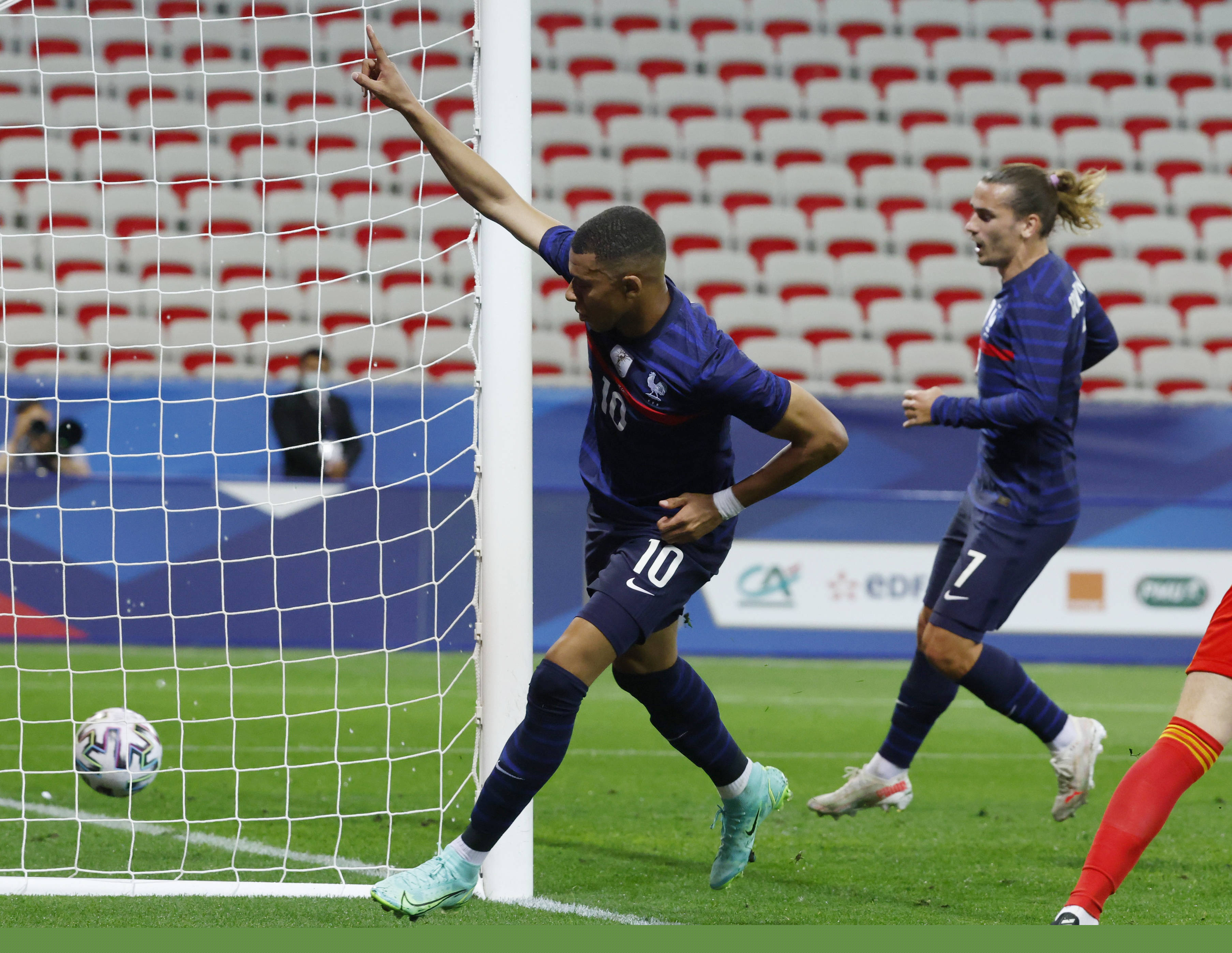 拉波尔塔：在新诺坎普为梅西办致敬仪式会很美好，但要等到26年底再谈（拉波尔塔：新诺坎普为梅西办致敬仪式是美事，但要等到2026年底再议）