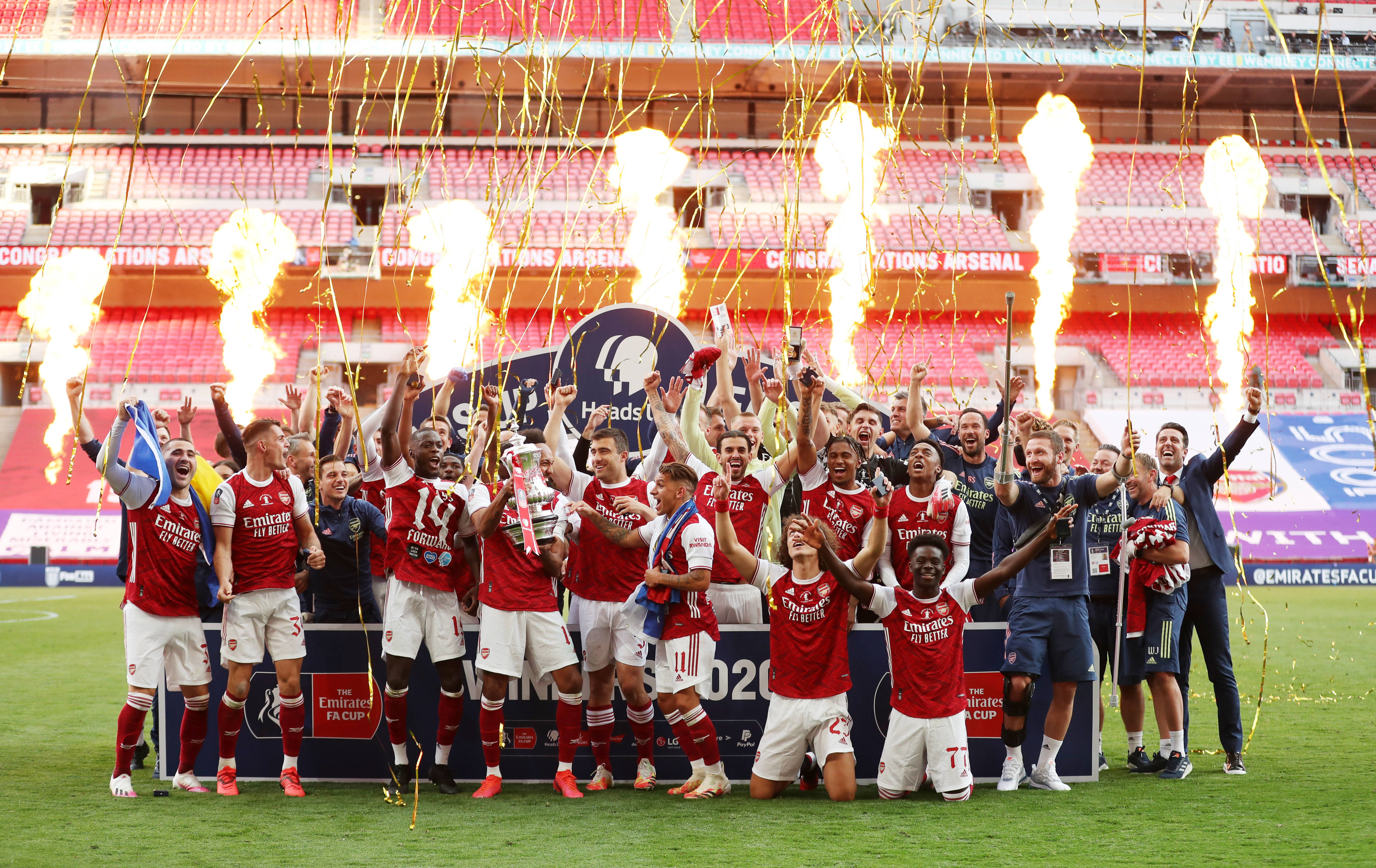 湖人杯赛主场不敌马刺引热议！媒体人：詹东里合体后最惨失利（湖人杯赛主场负于马刺引发热议，媒体人称詹东里合体以来最惨一败）