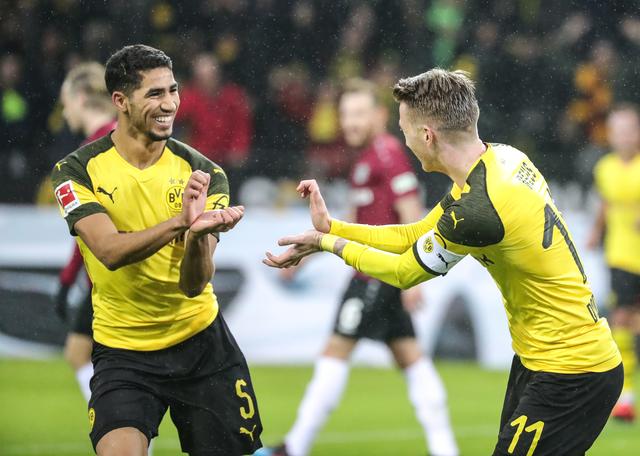 社媒被“下课”刷屏！从冠军教头到千夫所指，斯洛特的下课危机爆发（社媒“下课”声浪汹涌：从冠军教头到众矢之的，斯洛特陷入下课风暴）