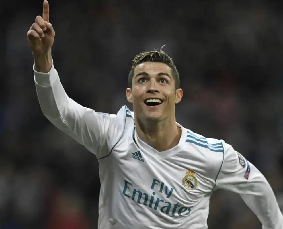 AC米兰1-0登顶意甲！38岁名将却抢走风头，带队12场不败紧追榜首（AC米兰1-0小胜登上榜首，38岁老将抢镜，率队豪取12场不败）