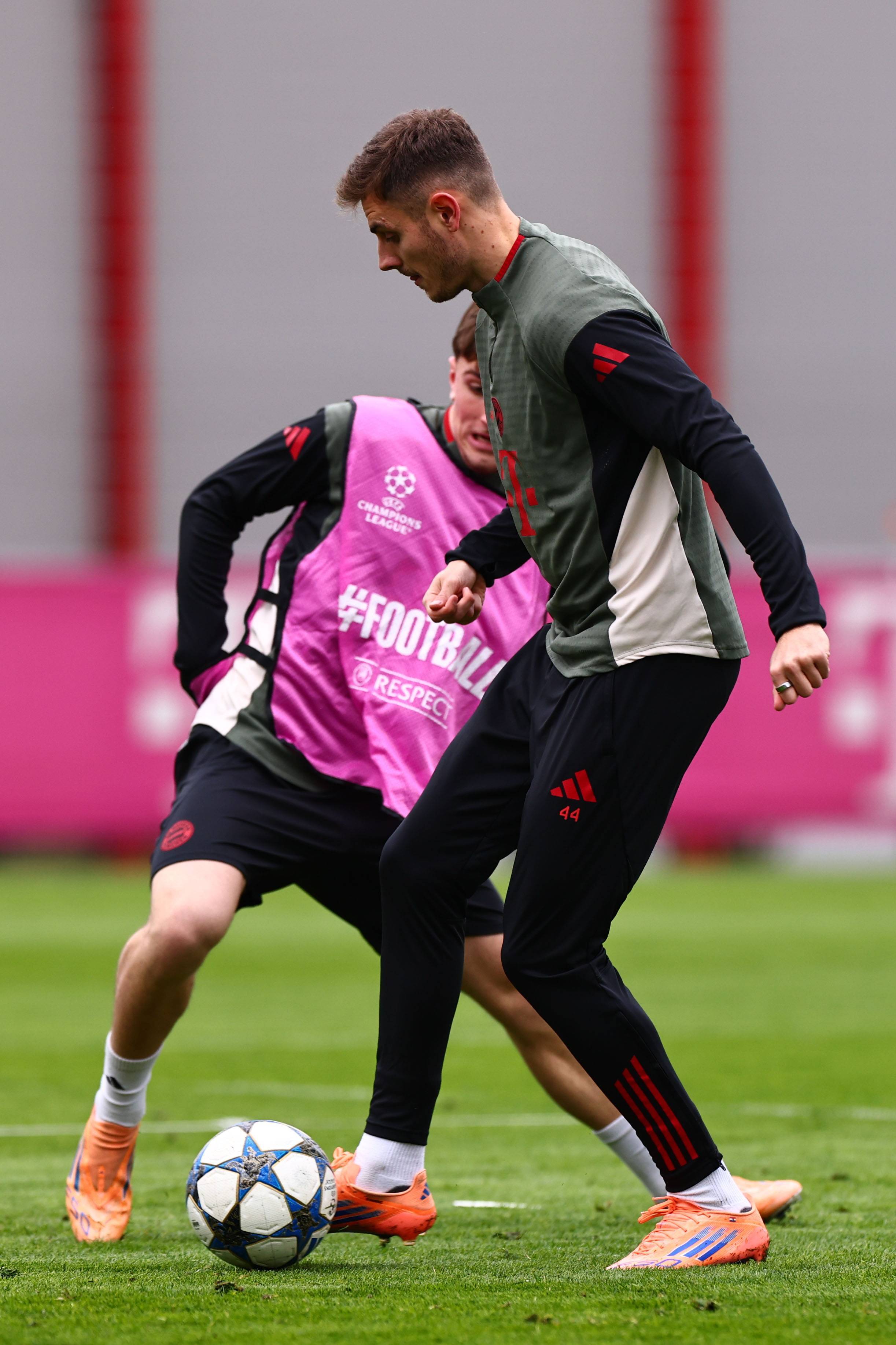 若出战圣保利，诺伊尔将追平伊梅尔并列德甲门将出场榜第2位（诺伊尔若出战圣保利，将与伊梅尔并列德甲门将出场数第二）