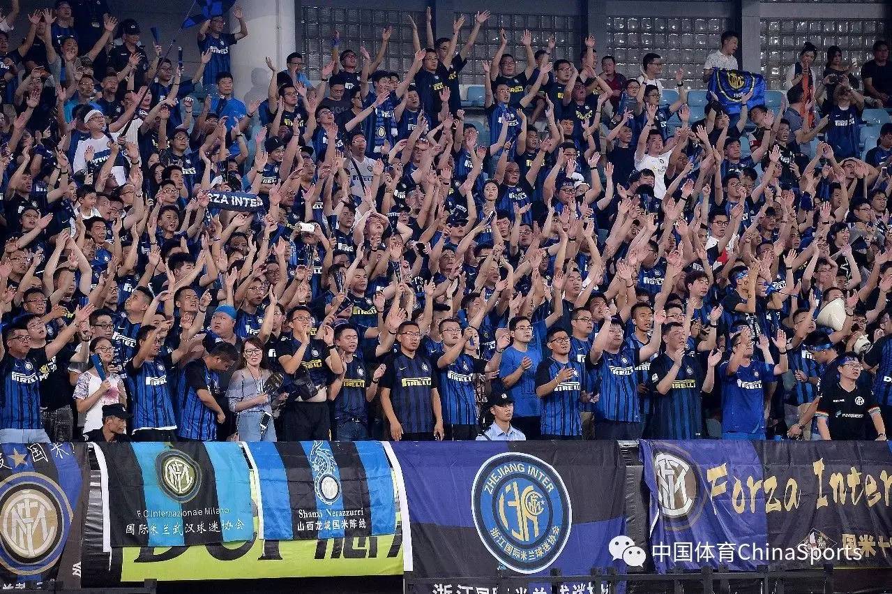 曼联冲击欧冠资格压力巨大（曼联争夺欧冠席位压力沉重）