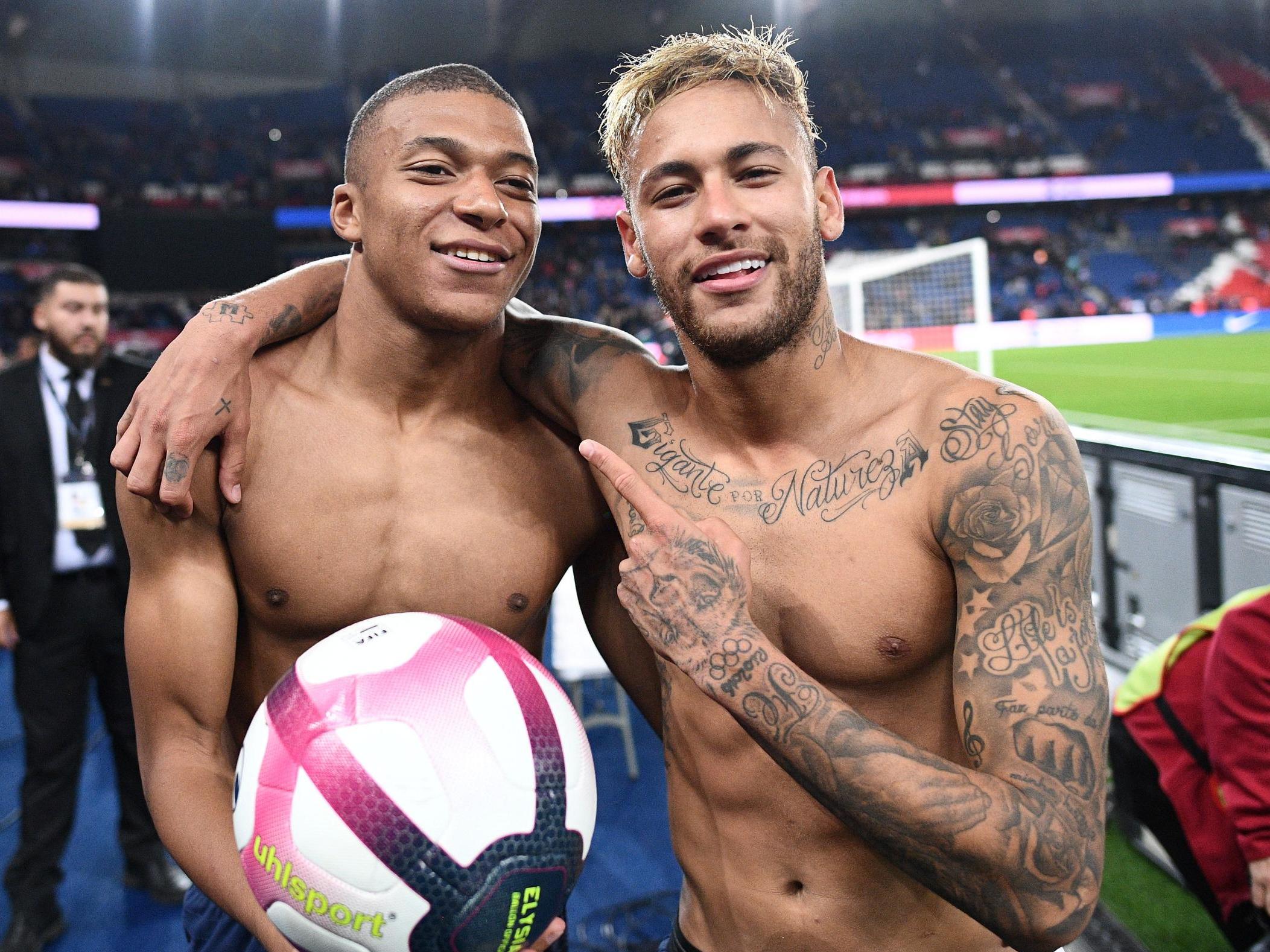 回忆杀！维埃里社媒晒照，大罗、巴乔、狼王等巨星聚餐（回忆满满！维埃里社媒晒合影：大罗、巴乔与狼王等传奇同桌聚餐）