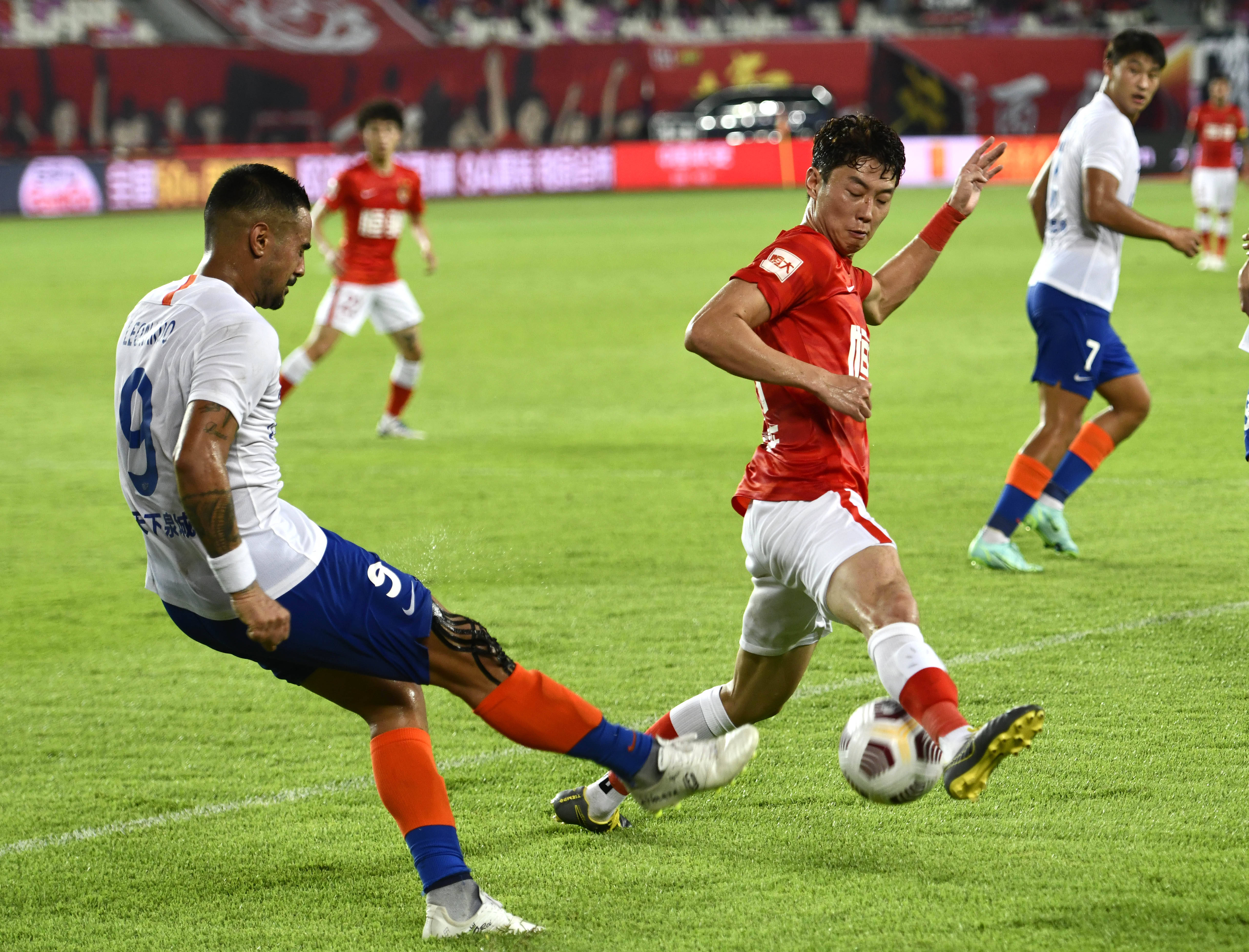 足球位置选择全指南（如何找到你的最佳足球位置）