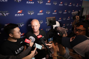 记者：谢维军在昨天的比赛中肋骨又裂了（记者透露：谢维军昨日比赛中肋骨再度骨裂）